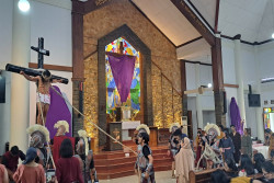 Peragaan Jalan Salib Gereja Baciro Angkat Persoalan Sampah di DIY