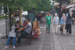 Libur Panjang Paskah Akhir Pekan Ini, Wisatawan Menikmati Suasana di Malioboro
