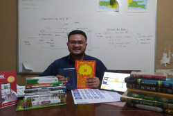 Kisah Pengelola Toko Buku Menara Kudus: Merawat Gudang Ilmu Para Muslim