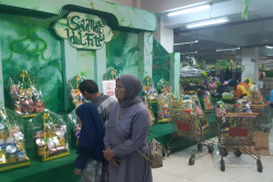 Parcel dan Pernak-Pernik Lebaran Laris Diburu Masyarakat