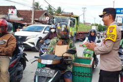 Bagikan Takjil, Polres Kulonprogo Gaungkan Kamtibmas