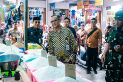Tinjau Pasar, Wali Kota Magelang Pastikan Stok Kepokmas Aman Jelang Lebaran 1445 H