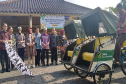 Becak Listrik Resmi Diserahkan 3 Koperasi, Siap Dioperasikan di Libur Lebaran 2024