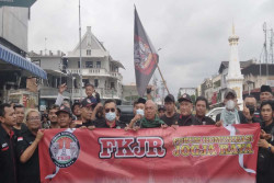 Bagi Takjil di Tugu Jogja, Elemen Masyarakat Serukan Pesan Jogja Damai