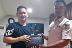 Salut! Tas Berisi Barang Senilai Rp510 Juta Dikembalikan Petugas KAI ke Pemiliknya