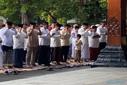 Gibran dan Jan Ethes Salat Id di Balai Kota Solo