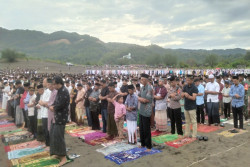 Khatib Salat Id di Gumuk Pasir: Idulfitri Sambungkan Kembali Silaturahmi dengan Saudara Sebangsa