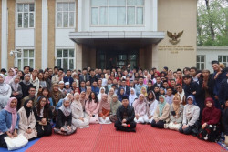 Meski Hujan dan Suhu Dingin, 400 WNI Salat Id di Halaman KBRI Beijing