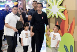 Libur Lebaran, Presiden Jokowi Temani Cucu Bermain di Medan