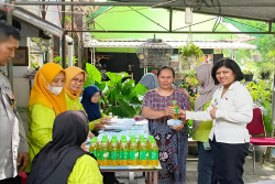 Nasabah Bank Sampah Pelangi Cairkan Tabungan Sampah Jutaan Rupiah
