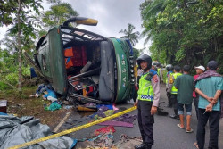 Bus Terguling, Satu Penumpang Meninggal Dunia