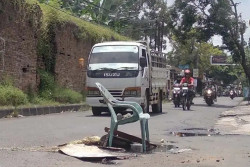 Jalan Berlubang, Warga di Kartasura Pasang Kursi Plastik