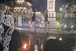 Wanita Berkebaya Gelar Aksi dengan Mata Tertutup di Tugu Jogja, Merespons Jelang Pembacaan Putusan MK