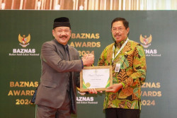 Terima Penghargaan Baznas RI, Pj Gubernur: Pemprov Jateng Targetkan Penuntasan Kemiskinan