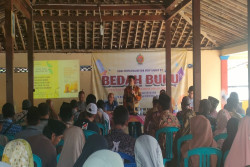 PEMBERDAYAAN WARGA: Warga Paliyan Belajar Tanam Padi dengan Patbo Super