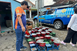 Tera Ulang, Disdagin Temukan Sejumlah Timbangan di Pasar Wates Tidak Akurat