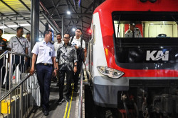 Menhub Budi Karya Ajak Masyarakat Manfaatkan Kereta Bandara YIA