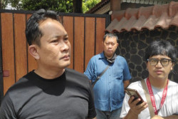 Keluarga Polisi yang Ditemukan Tewas dengan Luka Tembak Datangi TKP untuk Lihat CCTV