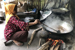 Tak Hanya Produksi Gula Jawa, Warga Butuh Pajangan Kini Juga Produksi Legen Nira