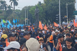 Demo Buruh 1 Mei 2024: Massa Padati Patung Kuda, Desak Pencabutan Omnibus Law