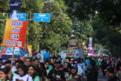 41 Gunungan Sayur dan Souvenir Diperebutkan Warga di Acara Solo Great Sale 2024