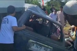 Minibus Tertabrak Kereta di Perlintasan Tanpa Palang Pintu Pasuruan, 4 Orang Tewas