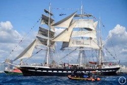 Api Olimpiade Paris 2024 Tiba di Pelabuhan Tua Marseille