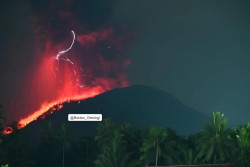 Gunung Ibu Meletus, Lontarkan Lava Pijar 800 Meter