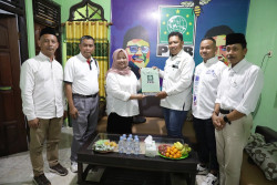 Kustini Sri Purnomo Kembalikan Berkas Formulir Pendaftaran ke DPC PKB Diantar Puluhan Emak-Emak