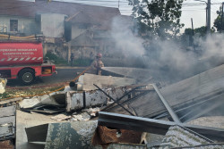 Gudang Rongsok di Bantul Warung Terbakar