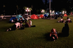 Menuntut Pencabutan Uang Pangkal, Ratusan Mahasiswa Berkemah di Halaman Rektorat UGM