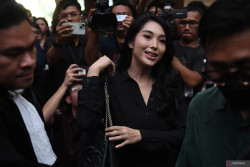 Biduan Nayunda Mengaku Dibelikan Tas Balenciaga hingga Kalung Emas oleh SYL