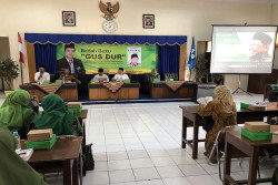 LITERASI TOKOH: Meneladani Pemikiran Gus Dur lewat Bedah Buku