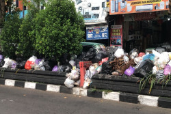 Tumpukan Sampah Berderet di Trotoar, Pedagang Sekitar Pasar Demangan Mengeluh