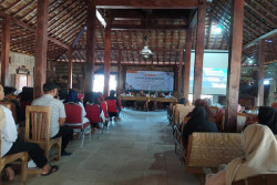 BEDAH BUKU: Warga Diajak Belajar Menambah Pemasukan Ekonomi