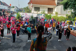 Rayakan HUT ke-8, Royal Darmo Malioboro Gelar Jalan Sehat dan Senam Bersama Warga