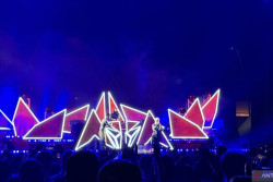 Alan Walker Ajak Kolaborasi Murid dan Guru Al-Azhar Medan di Konser Walkerworld Jakarta