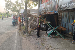 Lagi, Kecelakaan Terjadi di Jalan Parangtritis, Kali Ini Mobil Seruduk Motor dan Rumah Warga
