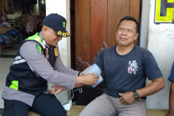 Polres Wonosobo Gelar Pemeriksaan Kesehatan Gratis di Pasar Induk