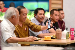 Jalan-jalan di Semarang, Jokowi Makan Mi Pedas