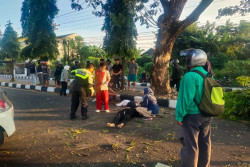 Brio Tabrak Pembatas Jalan saat Hindari Motor Masuk Jalur Cepat Ringroad Utara, 3 Orang Luka