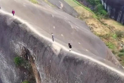 Gunung Batu di Tiongkok Dijuluki Ujung Pisau Berkat Bentang Alamnya yang Unik