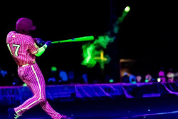 Tim Bisbol Ini Viral karena Bikin Pertandingan Glow in the Dark