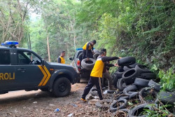 Rawan Kecelakaan, Polsek Dlingo Pasang Ban Bekas di Sekitar Jembatan Kaliurang