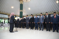 Kustini Serahkan SK Perpanjangan Masa Jabatan 258 BPKal di Sleman