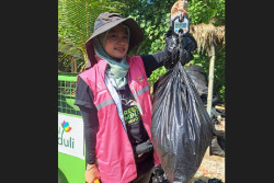 Srikandi PT PLN (Persero) UIP JBTB Turut Sukseskan Program Bersih - Bersih Sungai Muara Baros