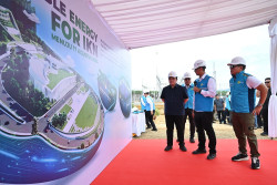 Tinjau PLTS PLN, Menteri BUMN Pastikan Peringatan HUT RI di IKN Gunakan Listrik Hijau