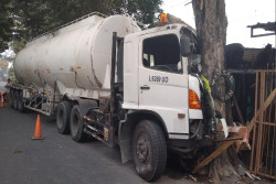 Diduga Pengemudi Mengantuk, Truk Tronton Tabrak Pohon dan Rumah di Palbapang Bantul