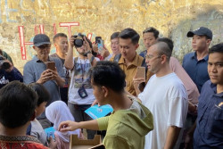 Ditemani Raffi Ahmad, Gibran Rakabuming Bagikan Susu di Pasar Manggis Jaksel