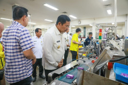 Kunker di Dua Perusahaan, Pj Gubernur Jateng Cek Kondisi Ketenagakerjaan dan Perkembangan Usaha
